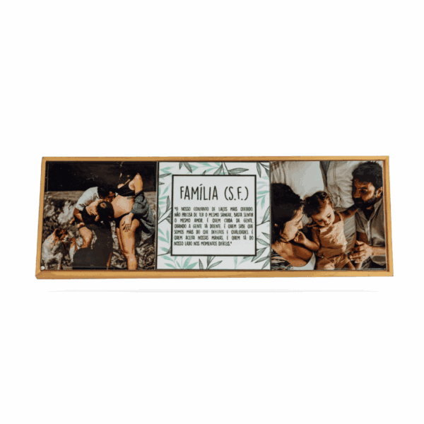 Moldura de madeira tripla com duas fotos de família e azulejo central com o significado de família