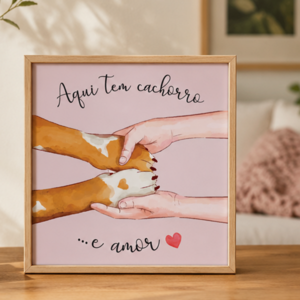 Azulejo decorativo Aqui Tem Cachorro e Amor com moldura, pendurado na parede