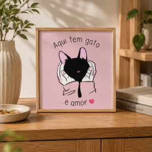 Azulejo decorativo Aqui Tem Gato e Amor apoiado em base de madeira