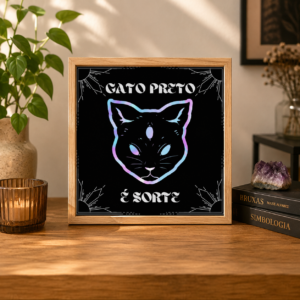 Azulejo decorativo Gato Preto é Sorte apoiado em base de madeira