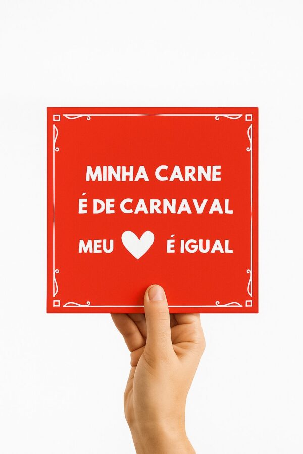 Mão segurando o azulejo decorativo Minha Carne é de Carnaval, Meu Coração é Igual