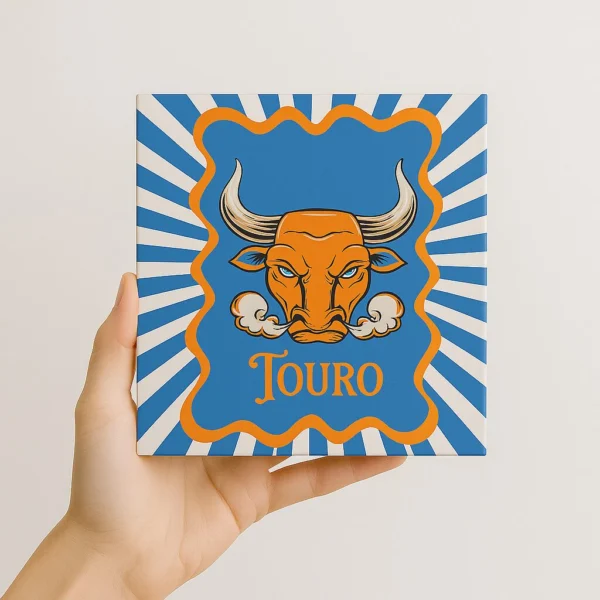 Mão segurando o azulejo de Touro (1)