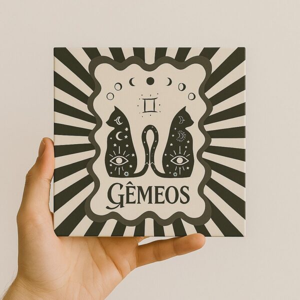 Mão segurando o azulejo decorativo Signo de Gêmeos