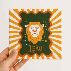 Mão segurando o azulejo decorativo Signo de Leão