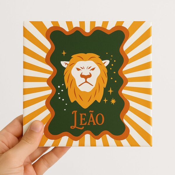 Mão segurando o azulejo decorativo Signo de Leão