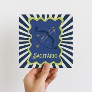 Mão segurando o azulejo decorativo Signo de Sagitário