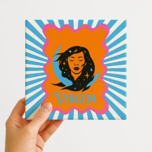 Mão segurando o azulejo decorativo Signo de Virgem