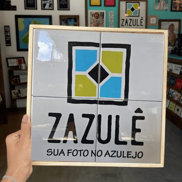 Mural de 4 azulejos com moldura de madeira na loja Zazulê, com a arte Sua Foto no Azulejo
