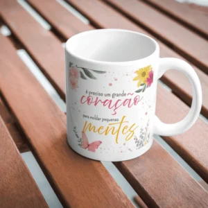 Caneca É Preciso um Grande Coração para Moldar Pequenas Mentes