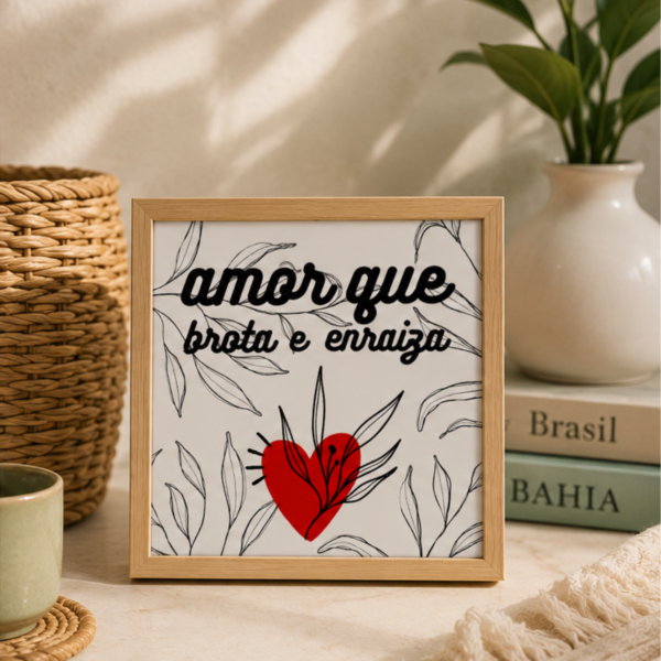 Azulejo decorativo Amor que Brota e Enraiza apoiado em base de madeira