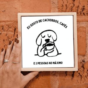 Azulejo decorativo da Zazulê com a arte Eu Gosto de Cachorros, Cafés e Duas Pessoas no Máximo