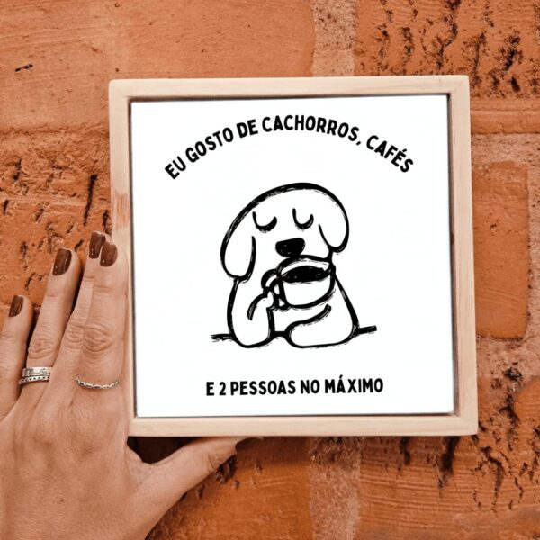 Azulejo decorativo da Zazulê com a arte Eu Gosto de Cachorros, Cafés e Duas Pessoas no Máximo