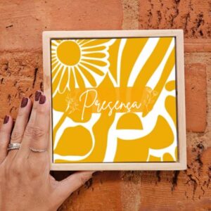 Mão segurando o azulejo decorativo Presença