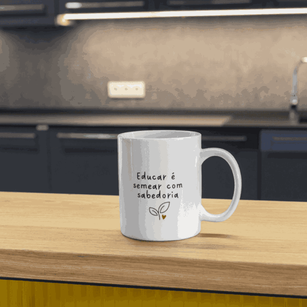 Caneca Educar é Semear com Sabedoria sobre bancada de madeira da cozinha