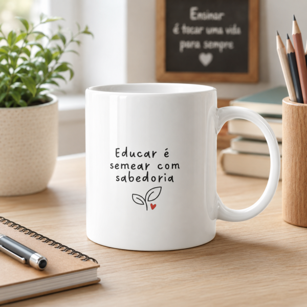 Caneca Educar é Semear com Sabedoria com letra manuscrita, sobre mesa de estudo