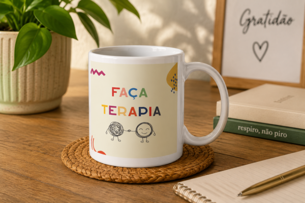 Caneca Faça Terapia com letras coloridas, sobre a mesa