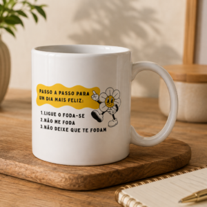 Caneca Passo a Passo para um Dia Mais Feliz sobre bandeja de madeira