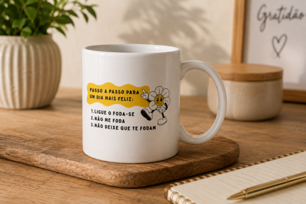 Caneca Passo a Passo para um Dia Mais Feliz sobre bandeja de madeira