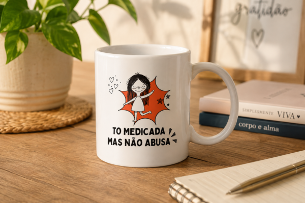 Caneca Tô Medicada, Mas Não Abusa com ilustração de mulher, sobre mesa com planta