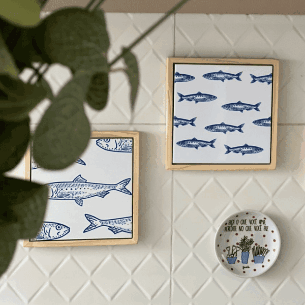 Dupla de Azulejos Peixes com moldura, pendurado na parede