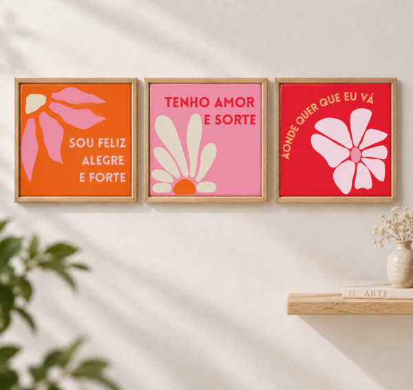 Trio de azulejos decorativos nas molduras de madeira, com as frases Sou Feliz Alegre e Forte, Tenho Amor e Sorte e Aonde Quer Que Eu Vá