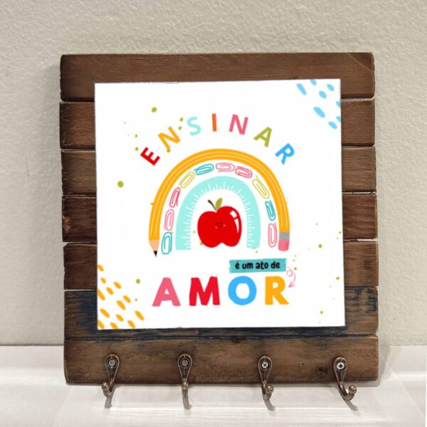 Azulejo Ensinar é um Ato de Amor em porta-chaves de madeira com ganchos