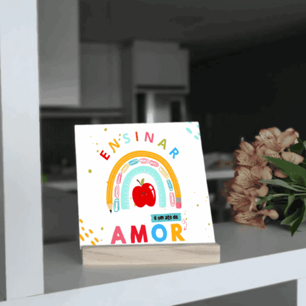 Azulejo Ensinar é um Ato de Amor com arco-íris e maçã, em base de madeira na estante