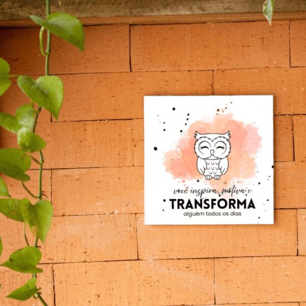 Azulejo decorativo Você Inspira, Motiva e Transforma pendurado na parede de tijolos