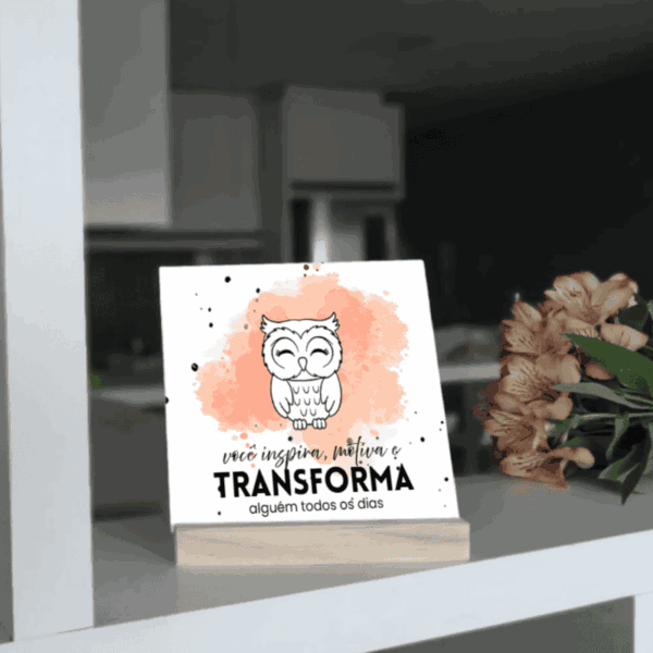 Azulejo Você Inspira, Motiva e Transforma com corujinha, em base de madeira na estante