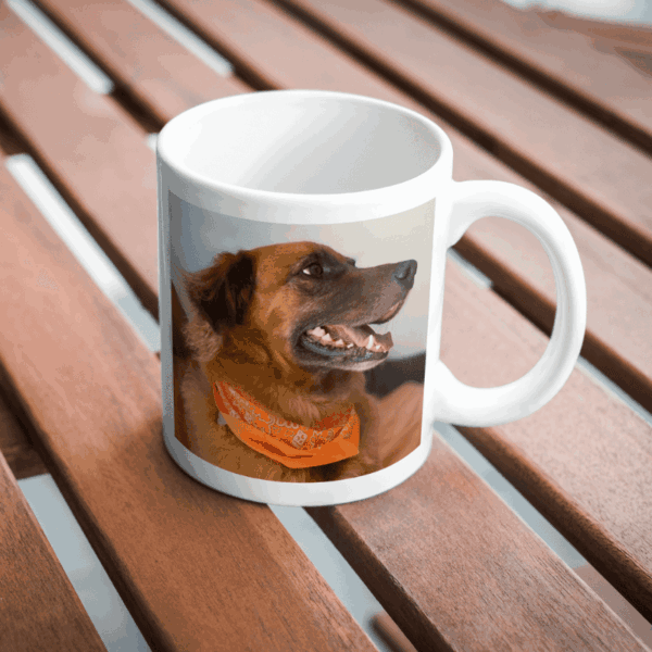 Caneca personalizada com foto de cachorro, sobre mesa de madeira