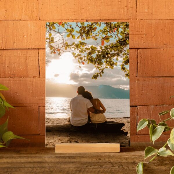 Azulejo retangular personalizado com foto de casal na praia ao pôr do sol, em base de madeira