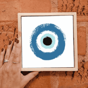 Azulejo decorativo da Zazulê com a arte Olho Grego – Proteção e Estilo