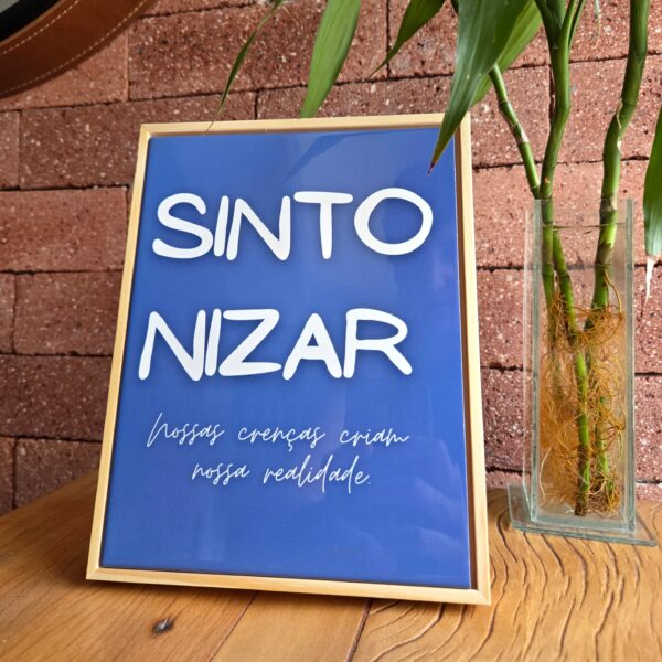 Azulejo decorativo Sintonizar apoiado em base de madeira