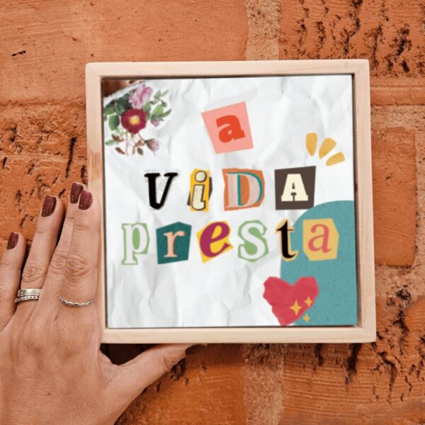 Mão segurando o azulejo decorativo A Vida Presta