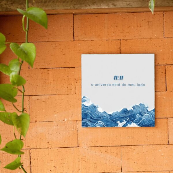 Azulejo decorativo 11:11 com ondas azuis e a frase o universo está do meu lado, na parede