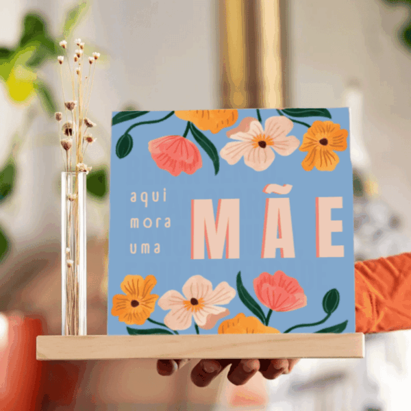 Azulejo decorativo da Zazulê com a arte Aqui Mora Uma Mãe