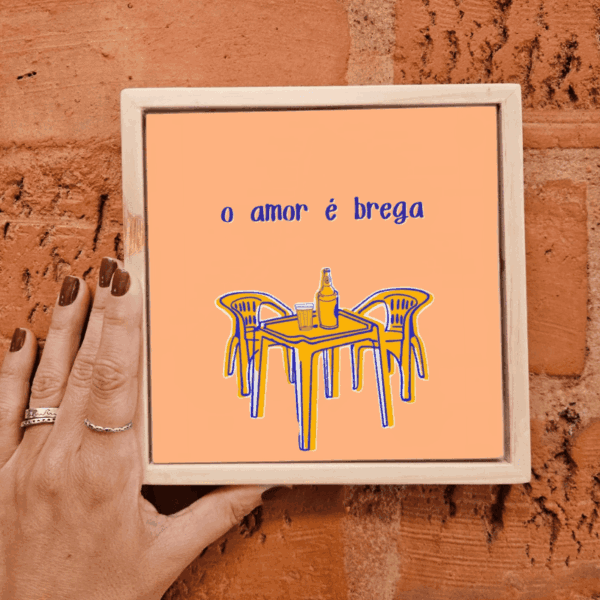 Azulejo decorativo da Zazulê com a arte O Amor é Brega – Mesa de Bar