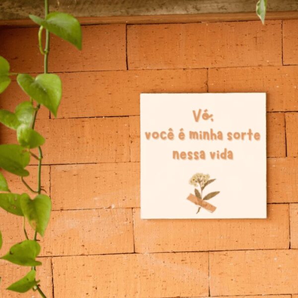 Azulejo decorativo Vó, Você é Minha Sorte Nessa Vida com moldura, pendurado na parede