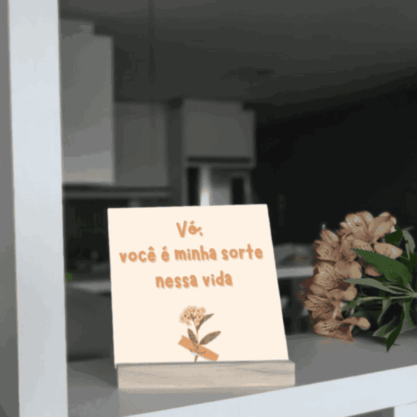 Azulejo Vó, Você é Minha Sorte Nessa Vida com flor desenhada, em base de madeira na estante
