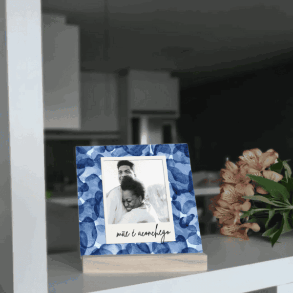 Azulejo personalizado Mãe é Aconchego com foto sobre fundo floral azul, em base de madeira