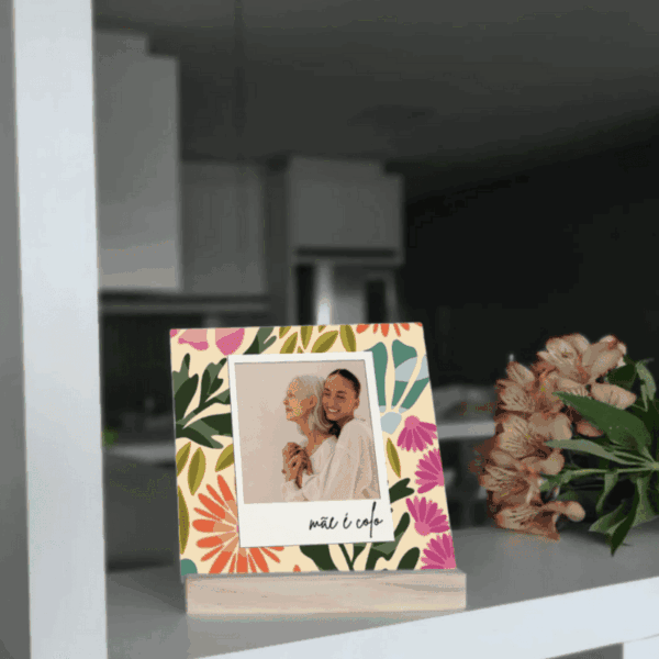Azulejo personalizado Mãe é Colo com foto de mãe e filha em moldura polaroid, em base de madeira