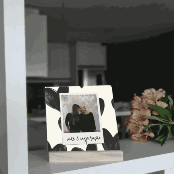 Azulejo personalizado Mãe é Inspiração com foto em moldura polaroid, em base de madeira na estante