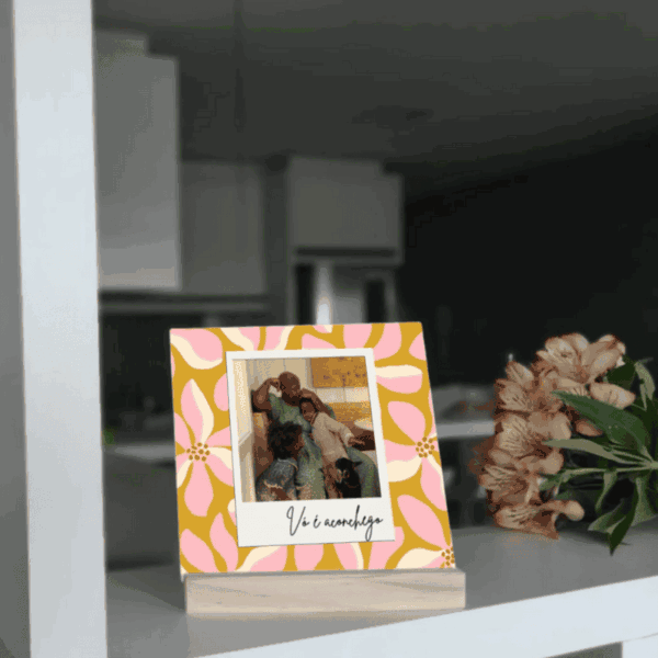 Azulejo personalizado Vó é Aconchego com foto sobre fundo floral rosa, em base de madeira