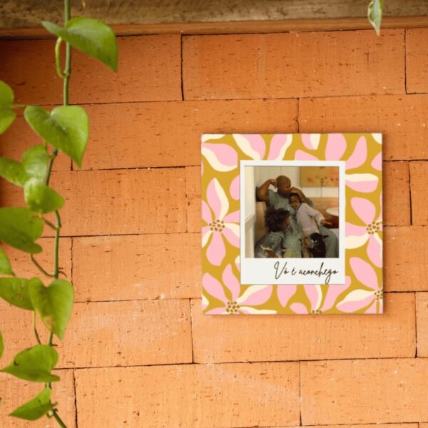 Azulejo personalizado Vó é Aconchego com foto e fundo floral rosa, pendurado na parede de tijolos