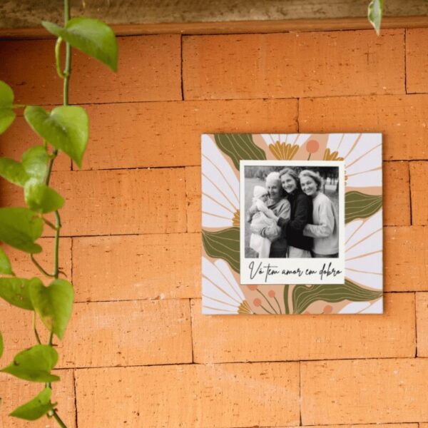 Azulejo personalizado Vó Tem Amor em Dobro com foto de avó e netos, pendurado na parede de tijolos