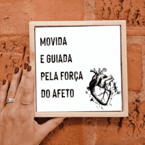 Azulejo decorativo da Zazulê com a arte Movida e Guiada pela Força do Afeto