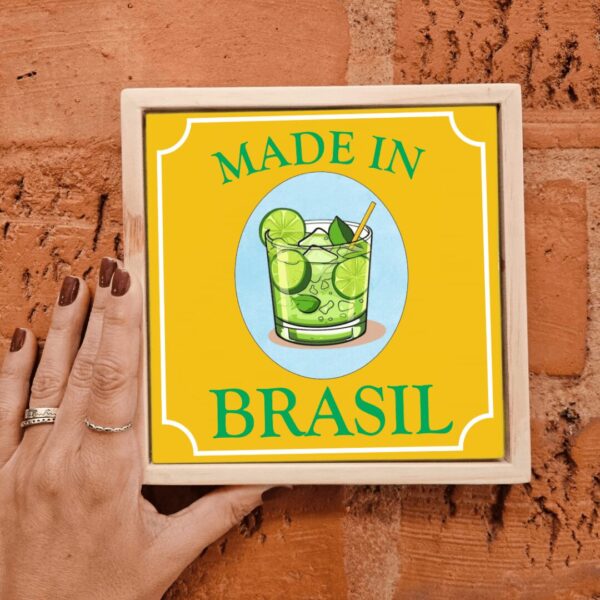 Azulejo decorativo Caipirinha Made in Brasil com moldura, pendurado na parede