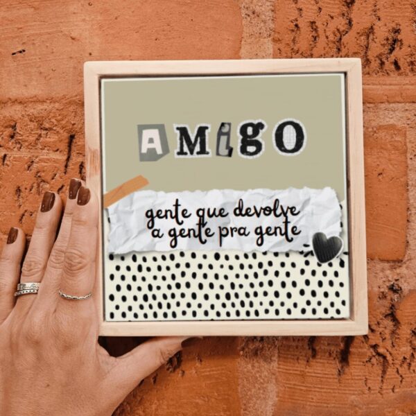 Azulejo decorativo 15x15 cm da Zazulê com a arte Amigo Gente que Devolve a Gente pra Gente