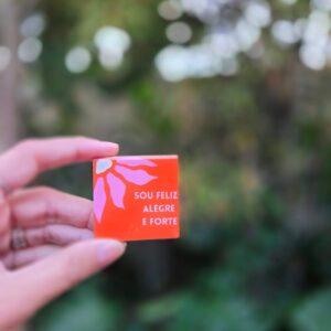 Azulejo Quadrado Mini com Imã 5×5 cm – Feliz, Alegre e Forte