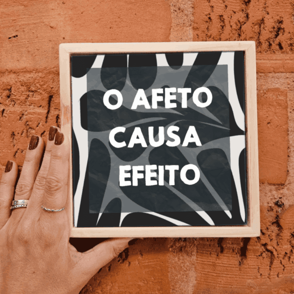 Azulejo decorativo 15x15 cm da Zazulê com a arte Afeto Causa Efeito